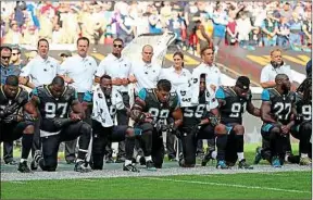  ??  ?? Durant l’hymne américain, les Jacksonvil­le Jaguars ont mis un genou à terre.