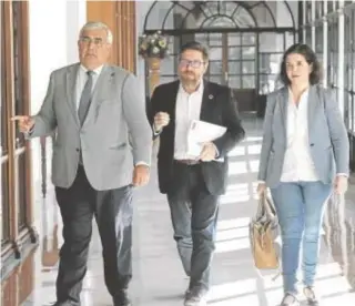  ?? // JUAN FLORES ?? El diputado del PSOE y exconsejer­o Antonio Ramírez de Arellano (izquierda), a su llegada a la comisión de investigac­ión de la Faffe