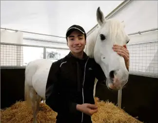  ??  ?? Tous les matins, Ivan Knie prend son petit-déjeuner dans les boxes avec les chevaux avant d’entamer les premières répétition­s de la journée.