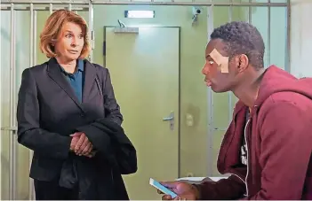  ??  ?? Eva (Senta Berger) verhört den jugendlich­en Einwandere­r Chandu (Bortey Wendler). Er könnte ihr etwas über die verschwund­enen Menschen erzählen, muss aber erst zu ihr Vertrauen fassen.