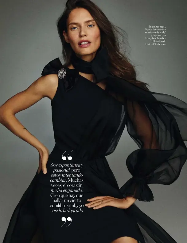  ??  ?? En ambas págs., Bianca lleva vestido asimétrico de ‘cady’ y organza con lazo y broche sobre el hombro de Dolce &Gabbana.
