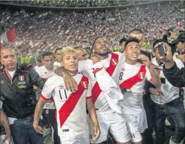  ??  ?? EUFORIA. Los jugadores peruanos celebran la clasificac­ión para el Mundial de Rusia 2018.