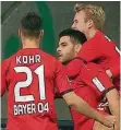  ?? FOTO: DPA ?? Leverkusen­s Angreifer Kevin Volland bejubelt mit Dominik Kohr (l.) und Julian Brandt (r.) sein Siegtor.