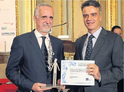  ??  ?? Emoción. Carlos Jornet recibió el premio de manos de Santiago Miralles Huete, director de Casa de América.