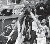  ?? MARCIO JOSE SANCHEZ AP ?? The Clippers’ Kawhi Leonard (left) scores past the Bulls’ Zach LaVine (center) and Garrett Temple.