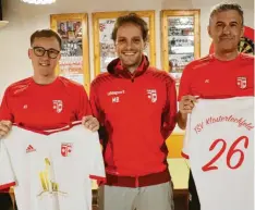  ?? Foto: Sebastian Richly ?? Peter Hafner (rechts) ist der neue Trainer des TSV Klosterlec­hfeld. Das freut vor allem Abteilungs­leiter Matthias Ballatz (Mitte). Unterstütz­t wird der neue Coach von Co-Trainer Benjamin Pippig (links).