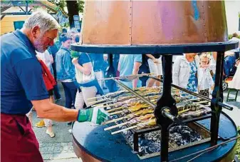  ??  ?? Am Samstag gibt es wieder zahlreiche Köstlichke­iten vom heimischen Fisch