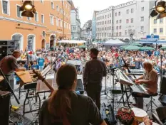  ?? Foto: Stefan Effenhause­r ?? Das Jazzweeken­d in Regensburg zieht jedes Jahr tausende von Besucherin­nen und Be‰ suchern an.