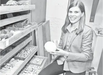  ??  ?? La doctora Mary Caswell Stoddard junto a la colección de huevos de aves de la Princeton University. Foto: Denise Applewhite