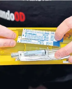  ??  ?? LIFE SAVER? A Naloxone overdose reversal kit.