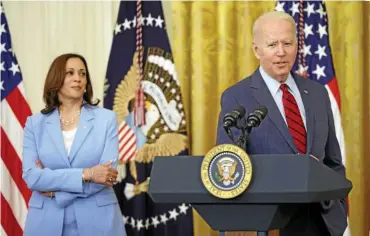  ?? FOTO: KEVIN DIETSCH / GETTY IMAGES ?? Für US-Präsident Joe Biden und Vize-Präsidenti­n Kamala Harris steht viel auf dem Spiel. Es bleibt ihnen nicht mehr viel Zeit.