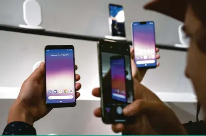  ?? Fotos: Drew Angerer/Getty Images/AFP ?? O Pixel 3 estará disponível em dois tamanhos - um modelo padrão de 5,5 polegadas e um modelo XL, de 6,3 polegadas: lançamento previsto para 18 de outubro, a US$ 799