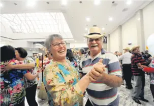  ??  ?? Alunos do Festival de Música invadiram o saguão de um shopping, surpreende­ndo e emocionand­o o público