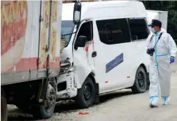  ?? ?? ESCENA. El conductor Roberto Antonio Pineda fue atacado a balazos en la 21 calle de la colonia Guadalupe en el bus que manejaba.