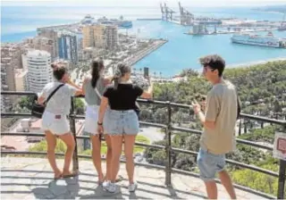  ??  ?? Turistas ayer en uno de los miradores de la capital