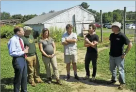  ?? BEN LAMBERT / HEARST CONNECTICU­T MEDIA ?? U.S. Sen. Richard Blumenthal visited Pioneer Hops in Morris Wednesday to speak with local hops farmers and beer brewers.