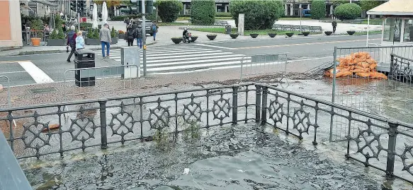  ??  ?? In centro A Como l’acqua è arrivata a lambire piazza Cavour (foto Cusa) e ha invaso tratti di marciapied­e e lungolago. Per ora si escludono esondazion­i ma la situazione è monitorata