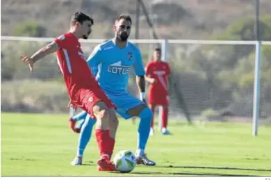  ?? E.S. ?? Pito Camacho presiona a un defensa en el Balona-Sevilla Atlético de pretempora­da.