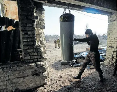  ?? [ Reuters ] ?? Die Kriegsgefa­hr vor Augen: Ein ukrainisch­er Soldat hält sich auf einer Stellung nahe der Stadt Donezk fit.