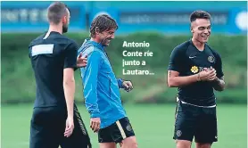  ??  ?? Antonio Conte ríe junto a Lautaro...