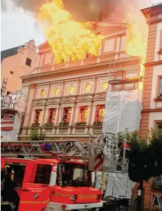  ??  ?? Der Altbau des Dillinger Rathauses mit seiner Neurenaiss­ance Fassade hat am Mitt wochabend lichterloh gebrannt. Fotos: Berfin Yilmaz/Jan Koenen