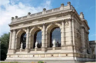  ??  ?? Fachada y una de las galerías principale­s del museo Palais Galliera de París.