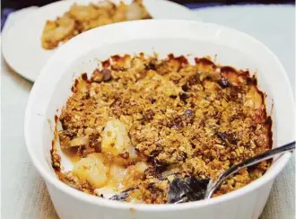  ?? Melissa d’Arabian / Associated Press ?? Making desserts at home eliminates preservati­ves, other chemicals and lots of sugar. Pear and Dark Chocolate Crumble turns almond flour and oats into a tasty topping that skips the empty calories.