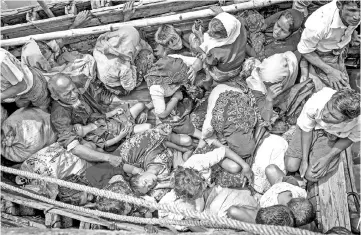 ??  ?? File photo showsRohin­gya refugees arriving by boat at Shah Parir Dwip on the Bangladesh side of the Naf River after fleeing violence in Myanmar. — AFP photo