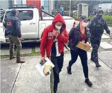  ?? FOTO: EFE ?? En la imagen, el momento en el que la Fiscalía detiene al patrullero de la Policía Juan Camilo Lloreda Cubillos (centro), en Bogotá.