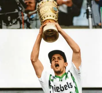  ?? Foto: Witters ?? Heiko Herrlich reißt den Pokal in die Höhe. 1995 hatte er mit Mönchengla­dbach in Berlin triumphier­t.