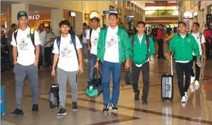  ?? ANGGER BONDAN/JAWA POS ?? SEMANGAT: Para pemain Persebaya sebelum keberangka­tan di Bandara Juanda Surabaya di Sidoarjo kemarin.