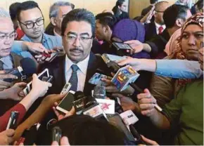  ?? PIC BY HALIM SALLEH ?? Second Finance Minister Datuk Seri Johari Abdul Ghani says the local currency shows good consolidat­ion, benefiting from positive export growth.