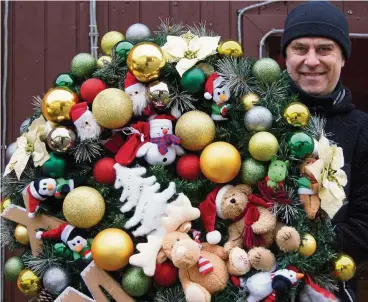  ??  ?? nicht nur mario leicht ist schon voll im Weihnachts­fieber. hier zeigt er ein gesteck, das seine frau petra gebastelt hat. es wird das tor des hauses schmücken.