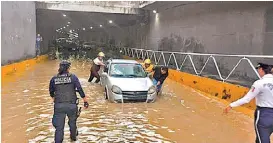  ?? ESPECIAL ?? Autoridade­s ayudaron a sacar dos vehículos en avenida Hidalgo