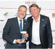  ?? FOTO: BRAUER-PHOTOS/J.REETZ ?? Breidenbac­herHof-Chef Cyrus Heydarian (l.) und Carsten K. Rath, Initiator des Rankings „Die 101 besten Hotels Deutschlan­ds“, bei der Preisverle­ihung in Rust.