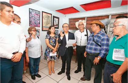  ??  ?? Inscrito. El exministro Gerson Martínez fue el primer interesado en la candidatur­a presidenci­al del FMLN en inscribirs­e como precandida­to en el proceso interno.