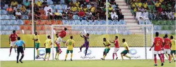  ?? — Mohammed Mahjoub ?? Seeb and Dhofar players fight for the ball.