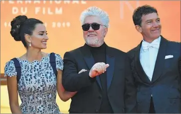 ?? Alberto Pizzoli AFP / Getty Images ?? PEDRO ALMODÓVAR is f lanked by his “Pain and Glory” stars, Penélope Cruz and Antonio Banderas.