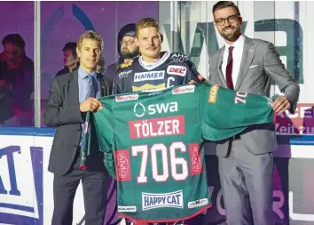  ?? Foto: Siegfried Kerpf ?? Ehrung für Steffen Tölzer (Mitte) vor dem Spiel gegen Wolfsburg: Panther-Sportmanag­er Duanne Moeser (links) und Maximilian Horber gratuliert­en ihm zu seinem Rekord mit 706 DEL-Spielen für Augsburg.