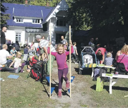  ?? ALLE FOTO: RAGNHILD JOHANSEN ?? KOM DEG UT: Seks år gamle Embla Rohde Johannesse­n forsøkte å gå på stylter, men det var ikke så lett.