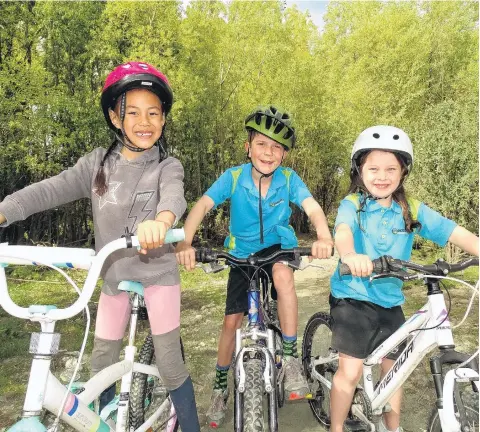  ?? PHOTO: GUY WILLIAMS ?? Trailblaze­rs . . . About to tackle a new bike trail on the Shotover River delta are (from left) Esther Nai (6), Austen Morris (7) and Ella Brown (6).