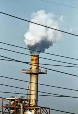  ?? Steve Gonzales / Houston Chronicle file ?? Smoke rises from a plant along Texas 225 on Oct. 1, 2015.