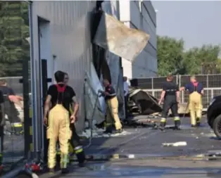  ?? FOTO RR ?? Ook vrijdag waren hulpdienst­en nog in de weer met het gebouw.