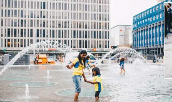  ?? FOTO: YLVA BERGMAN ?? FIRAR. Segerdopp på Sergels torg.