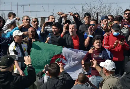  ??  ?? الرئيس الجزائري أصدر قراراته تهدئة للشارع في الذكرى الثانية للحراك الشعبي