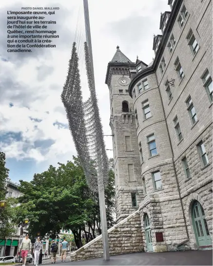  ??  ?? L’imposante oeuvre, qui sera inaugurée aujourd’hui sur les terrains de l’hôtel de ville de Québec, rend hommage à une importante réunion qui a conduit à la création de la Confédérat­ion canadienne. PHOTO DANIEL MALLARD