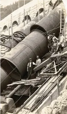  ?? Fotos: Rolf Sturm ?? Der Bau des Walchensee Kraftwerks war eine Knochenarb­eit (rechts).