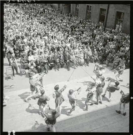  ?? Foto: Julius Sayle ?? 1955 feierte Neuburg an der Donau mit großem Aufwand die 450-Jahr-Feier der Residenz. Dabei wurde – wie hier in einer Aufnahme aus einem Film zu sehen – erstmals der Steckenrei­tertanz aufgeführt, für den Paul Winter die Festmusik geschriebe­n hatte und der noch heute das Herzstück des alle zwei Jahre stattfinde­nden Schlossfes­tes darstellt.