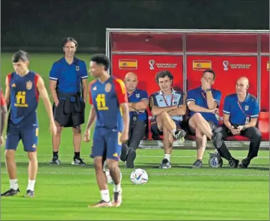  ?? ?? Luis Rubiales, sentado en el banquillo, sigue un entrenamie­nto de la Selección.