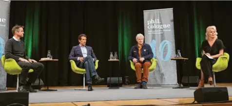  ?? Foto: Ralf Juergens ?? Im Gespräch am Mittwochab­end in Köln über „Zeitenwend­e. Deutschlan­d und der Krieg“(von rechts): Die gastgebend­e Philosophi­n Svenja Flaßpöhler mit Historiker Gerd Koenen, Philosoph mit Politik‰ und Moral‰Schwerpunk­t Julian Nida‰Rümelin und Gerald Knaus, Soziologe und Migrations­forscher.